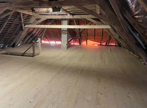 Dachboden im Altbau mit neuem Dielenboden