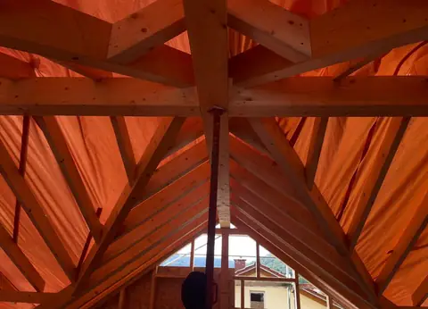 Neuer Dachstuhl mit Sparren im Rohbau
