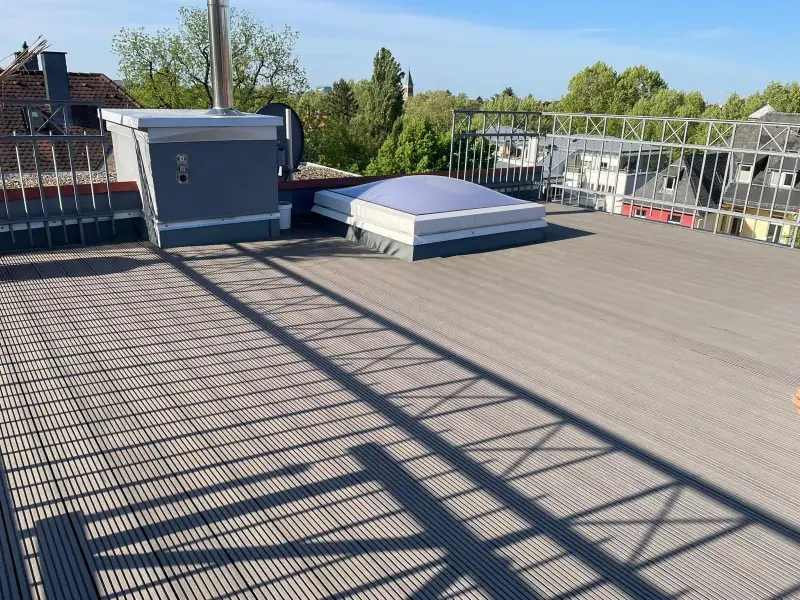 Fertige Dachterrasse mit Terrassenbelag und Lichtkuppel