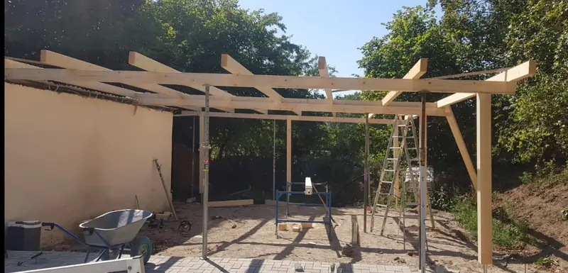Holzkonstruktion für eine Überdachung im Aufbau