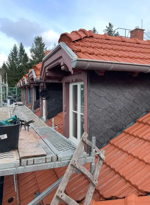 Detail: Schieferverkleidung an einer Gaube