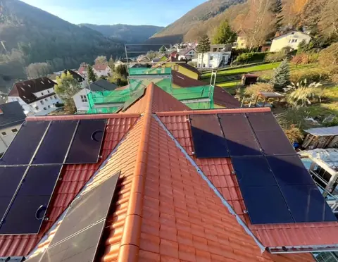 Ziegeldach mit Photovoltaikmodulen
